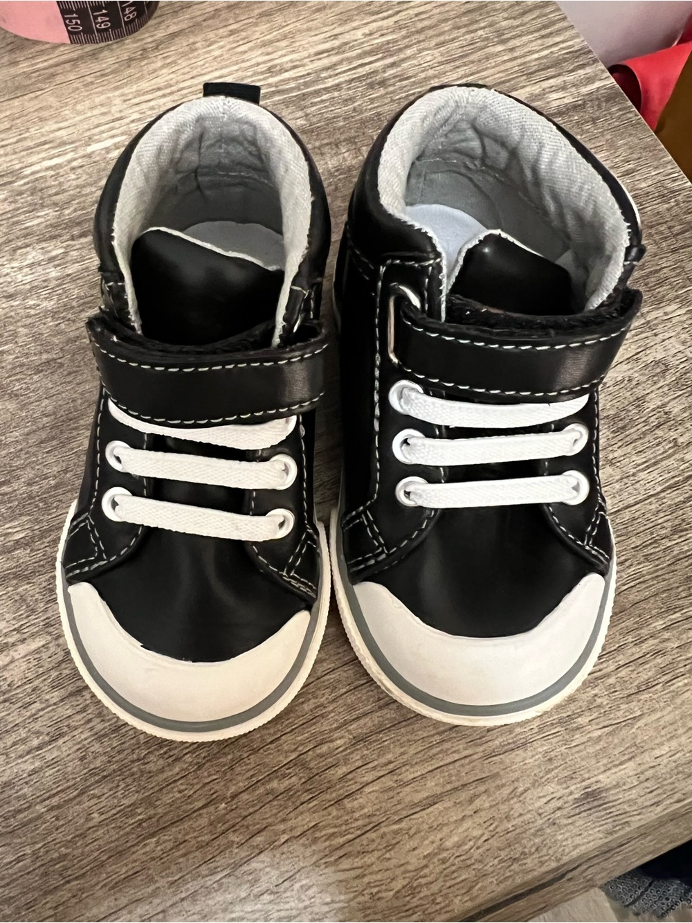 See Kai Run Black & White leather Toddler Sneakers with Hook-and-Loop Strap Sz 5
